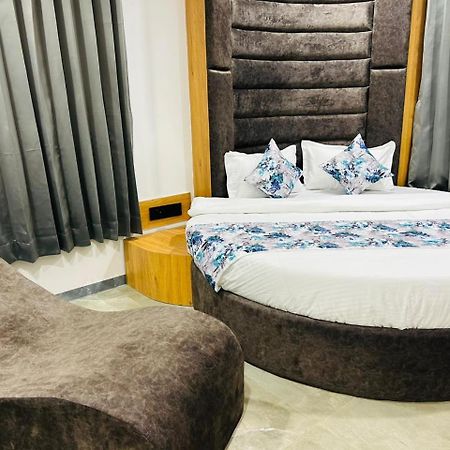 Hotel M Grand Ahmedabad Extérieur photo
