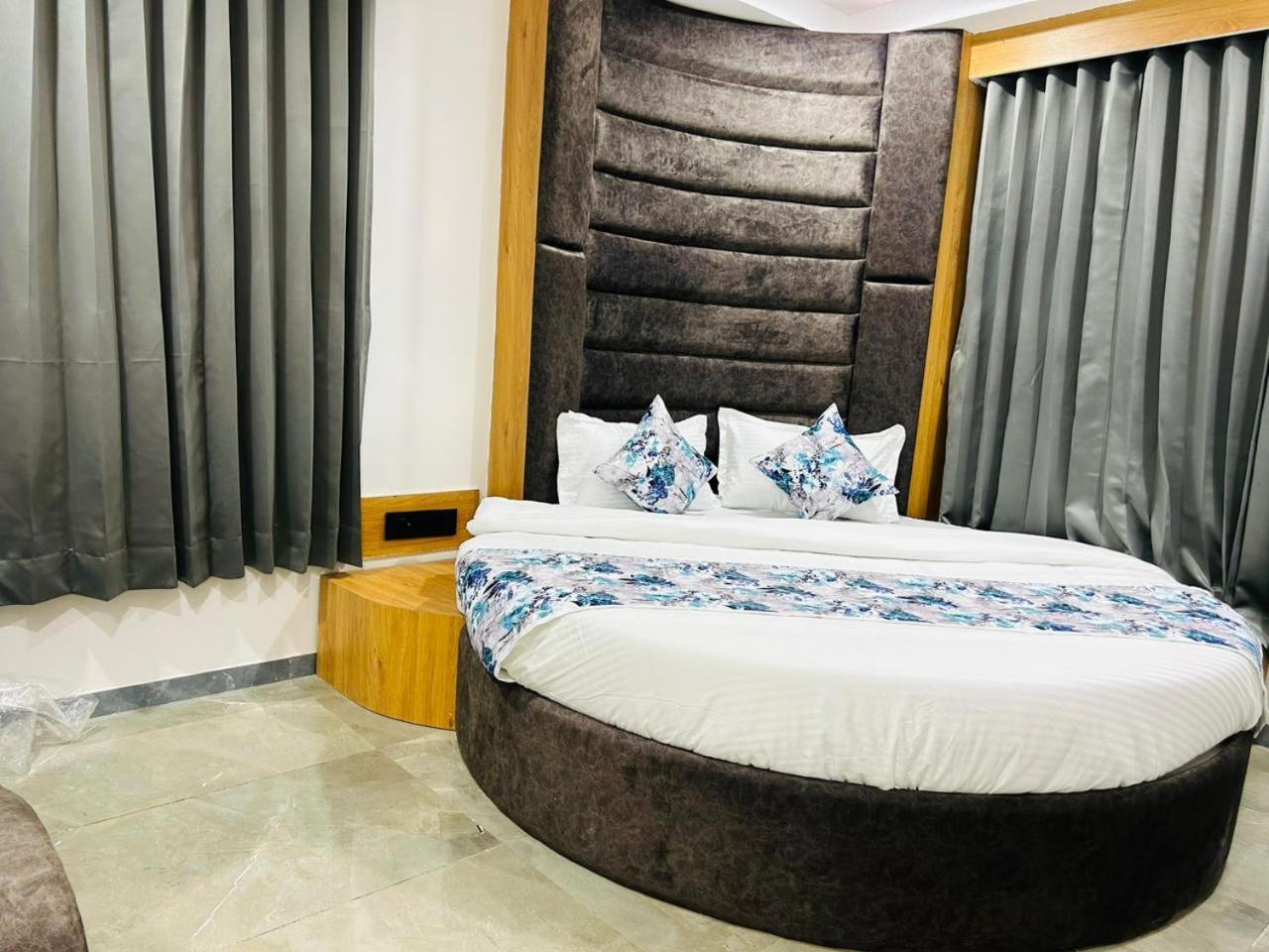 Hotel M Grand Ahmedabad Extérieur photo