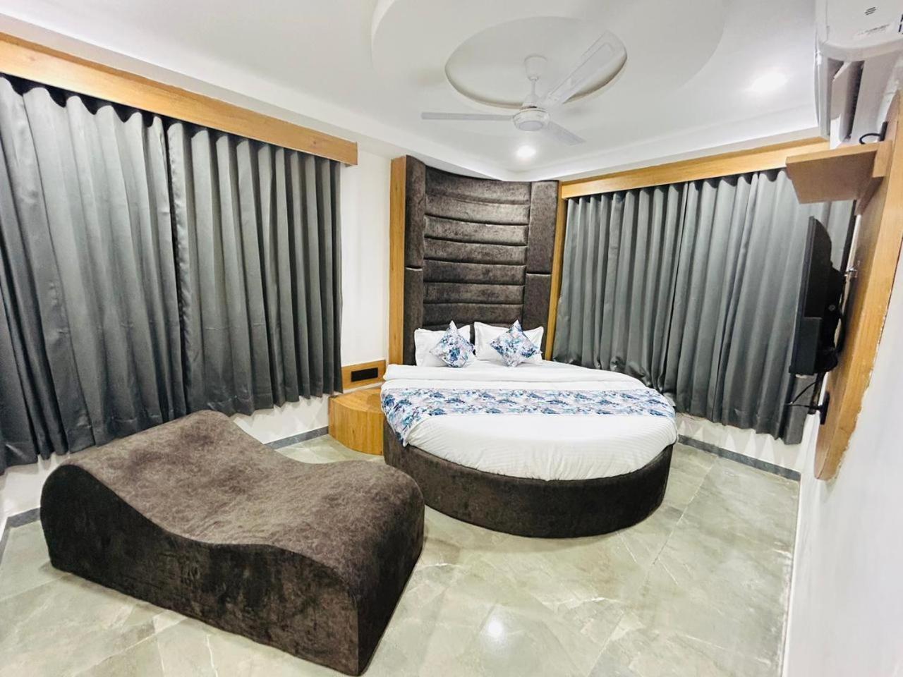 Hotel M Grand Ahmedabad Extérieur photo
