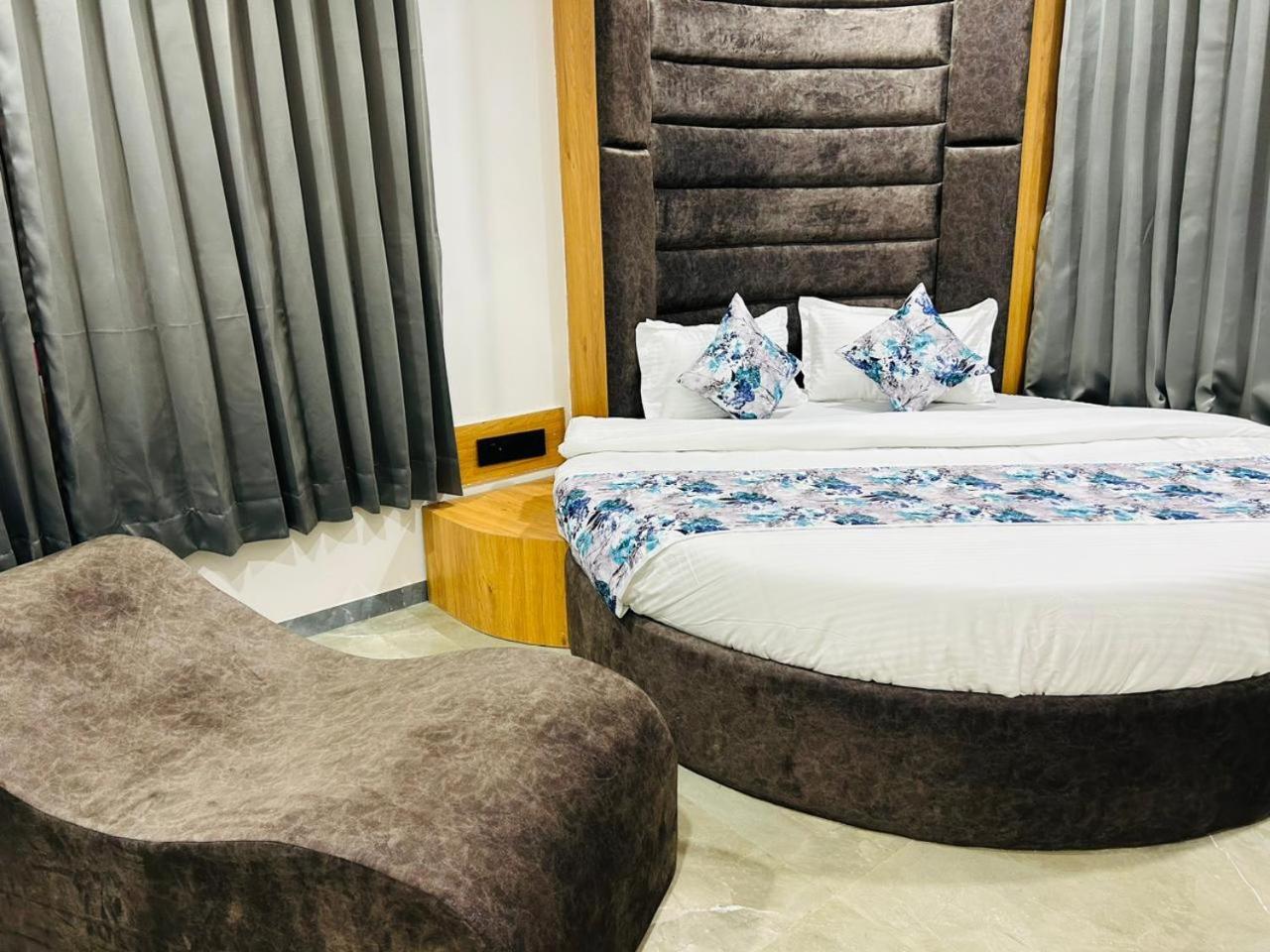 Hotel M Grand Ahmedabad Extérieur photo
