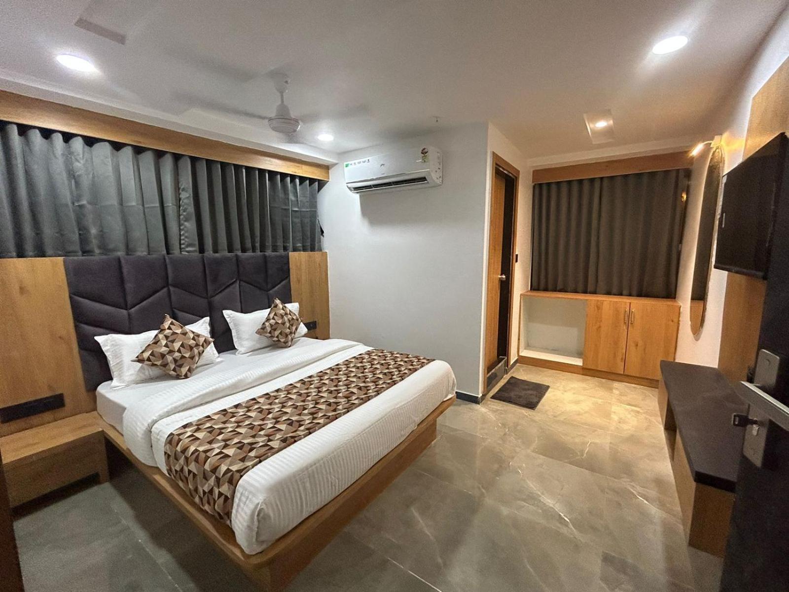 Hotel M Grand Ahmedabad Extérieur photo