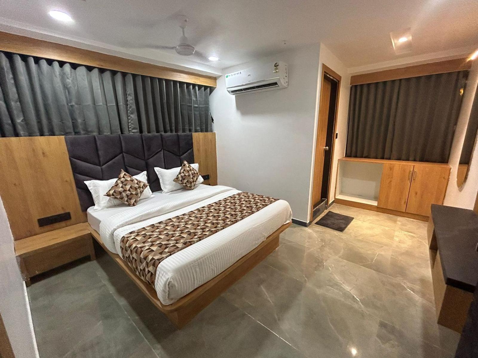 Hotel M Grand Ahmedabad Extérieur photo