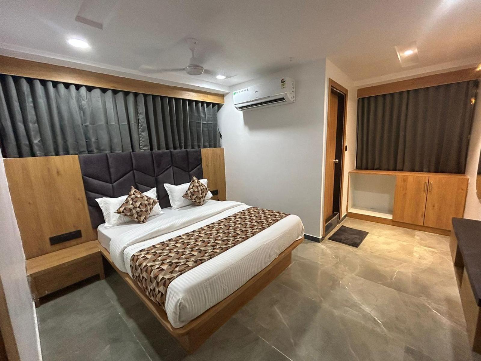 Hotel M Grand Ahmedabad Extérieur photo