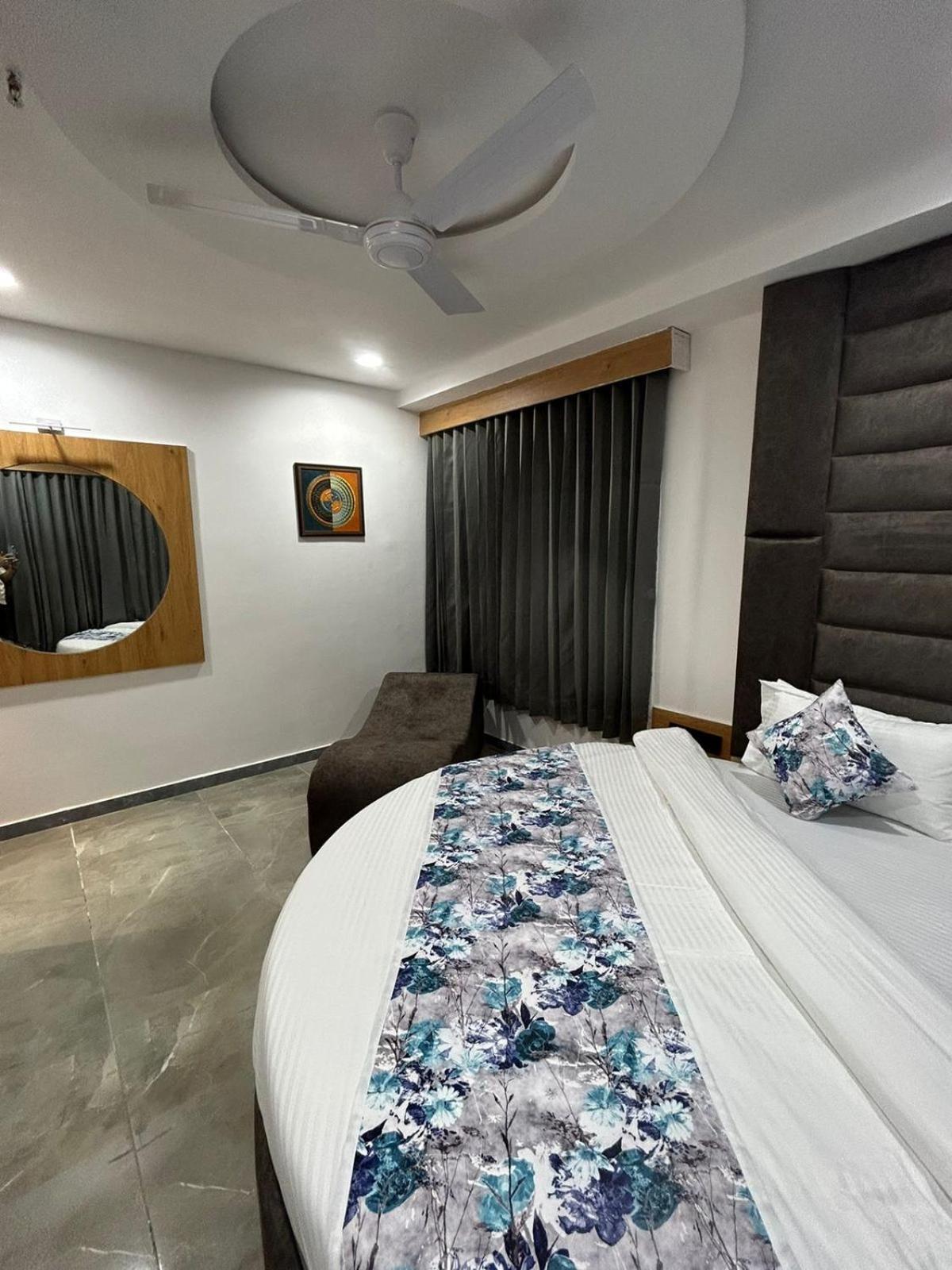 Hotel M Grand Ahmedabad Extérieur photo