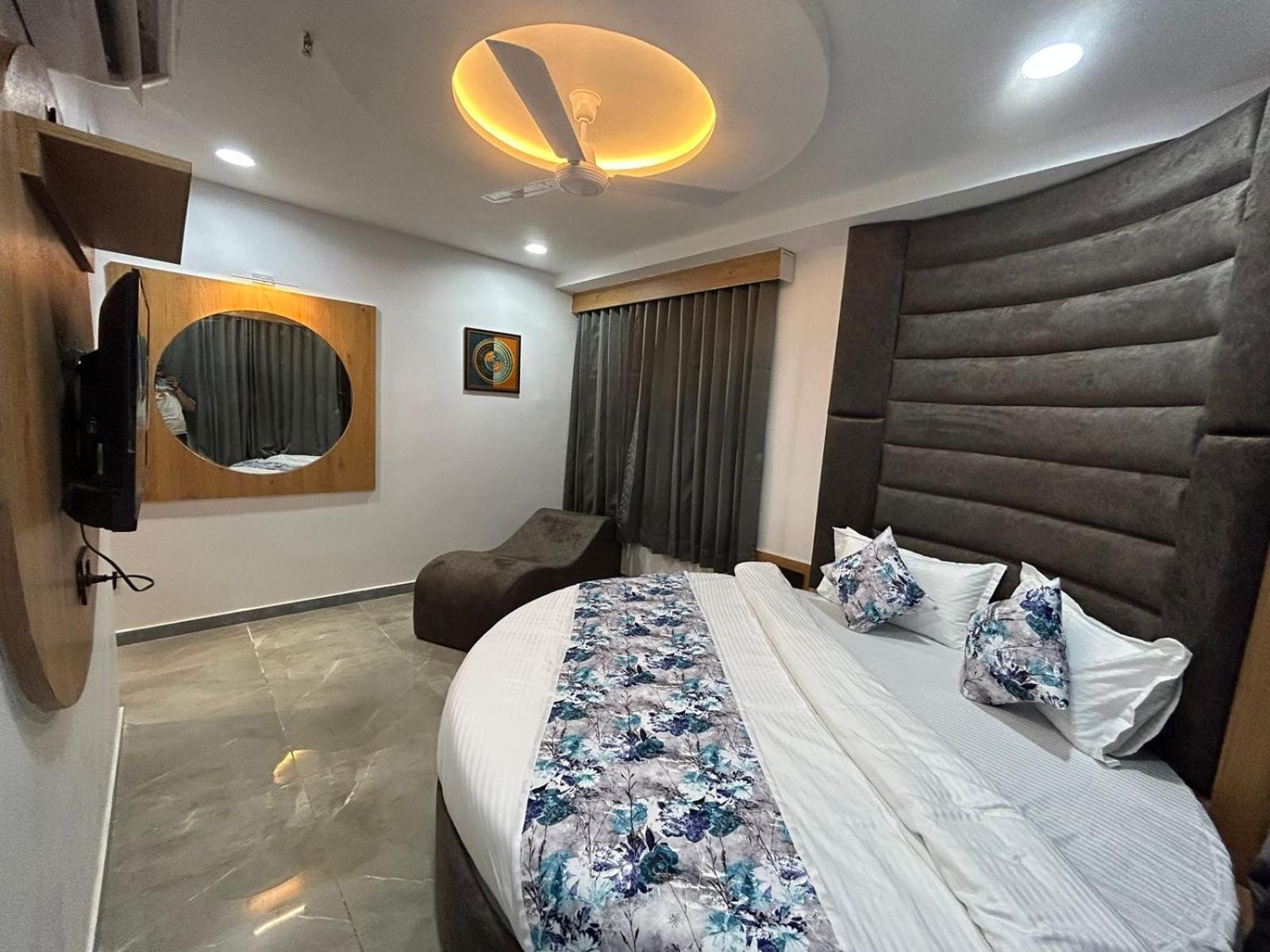 Hotel M Grand Ahmedabad Extérieur photo